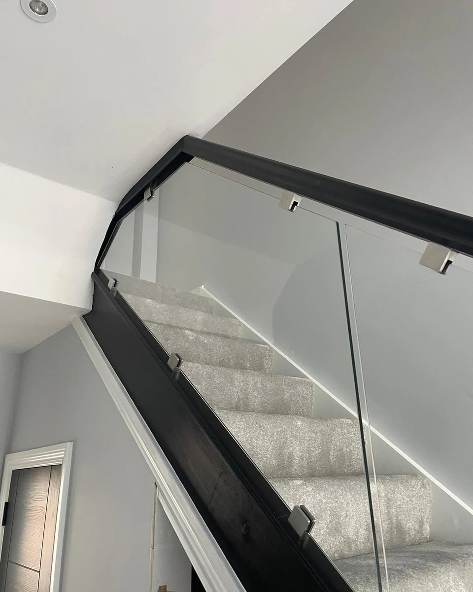 staircase-glass-balustrade-black-handrail-frameless-sevenoaks-sevenoaks-glass-balustrades Frameless staircase glass balustrade with black handrail, Sevenoaks Glass Balustrades installation