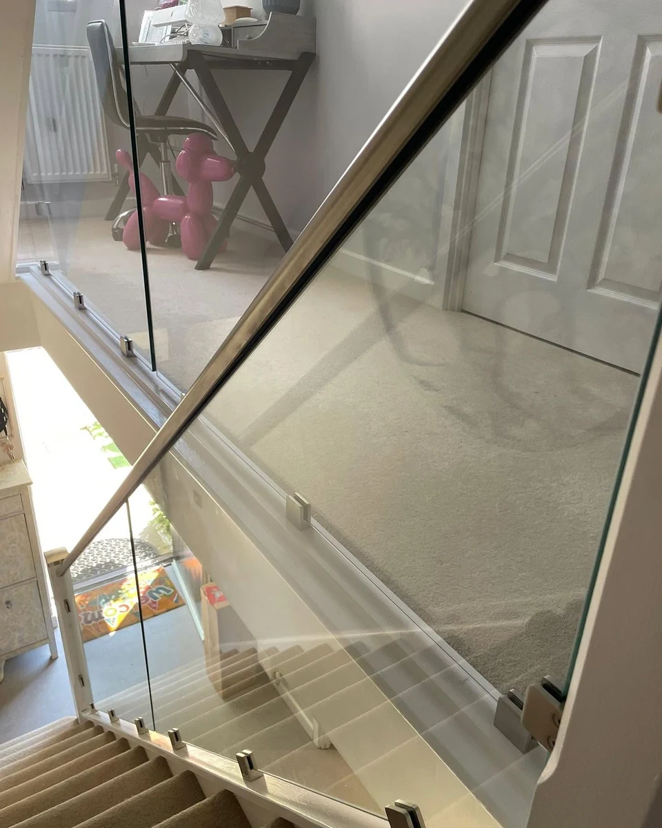 staircase-glass-balustrade-diagonal-glass-pane-sevenoaks-sevenoaks-glass-balustrades Close detail of a diagonal frameless glass pane on a Sevenoaks staircase balustrade.