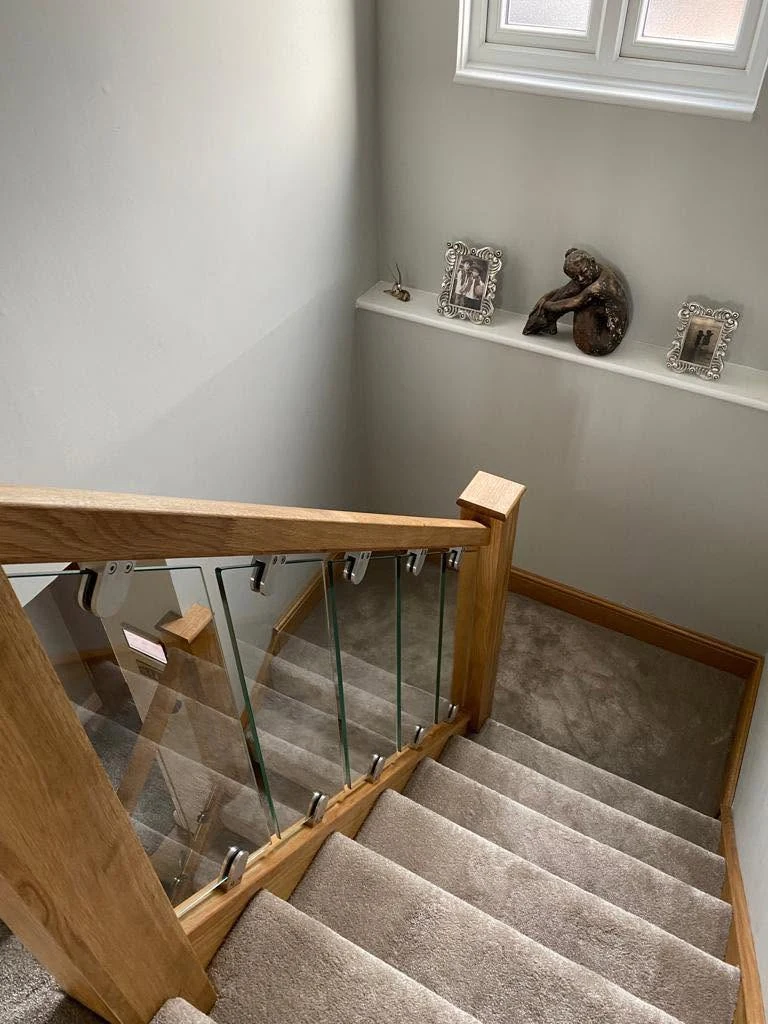 staircase-glass-balustrade-oak-cap-half-landing-sevenoaks-sevenoaks-glass-balustrades Glass balustrade with oak cap detail at a half-landing, installed by Sevenoaks Glass Balustrades.