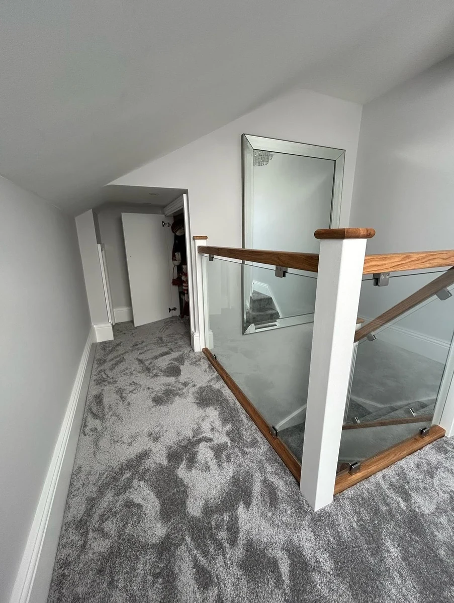 staircase-glass-balustrade-oak-rail-mirror-landing-sevenoaks-sevenoaks-glass-balustrades Glass balustrade with oak handrail on mirror landing, Sevenoaks period property