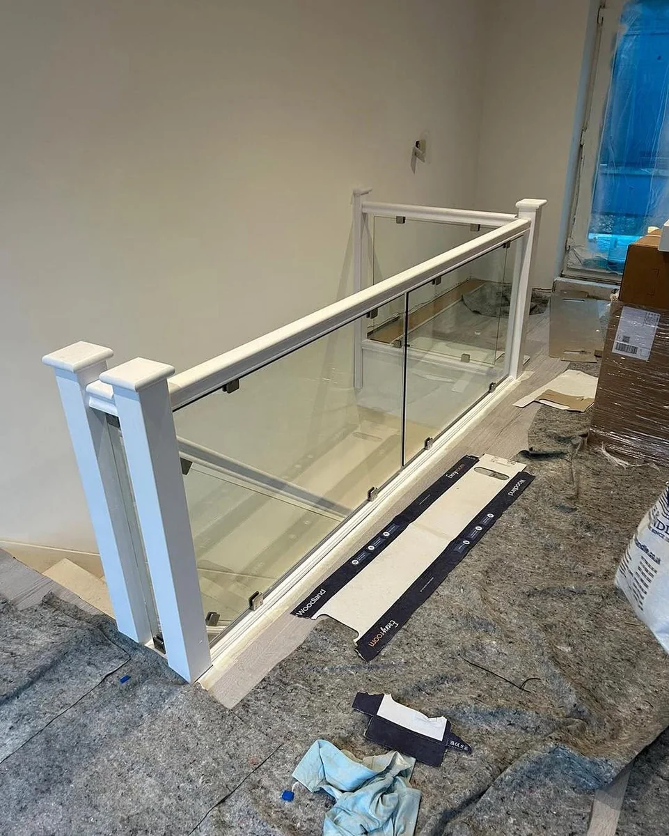 staircase-glass-balustrade-white-newel-fitout-sevenoaks-sevenoaks-glass-balustrades Glass balustrade installers in Kemsing, staircase installation by Sevenoaks Glass Balustrades