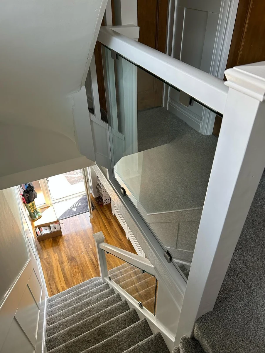 staircase-glass-balustrade-white-post-stairwell-sevenoaks-sevenoaks-glass-balustrades White post semi-frameless glass balustrade in a bright Sevenoaks stairwell